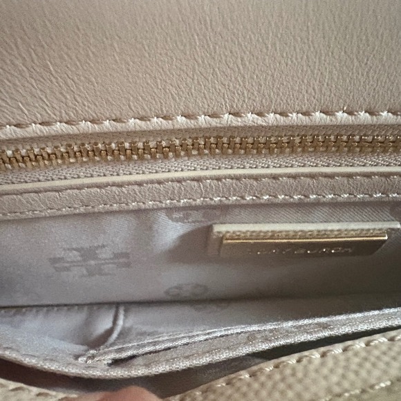 $398 NWOT TORY BURCH Gigi Envelope Clutch Handbag Beige Pebbled Patent Leather - Picture 12 of 13